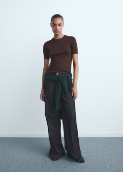 Джинсы с широкими штанинами и высокой посадкой