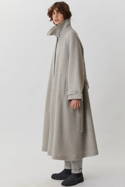 Объемное пальто светло-серого цвета в елочку