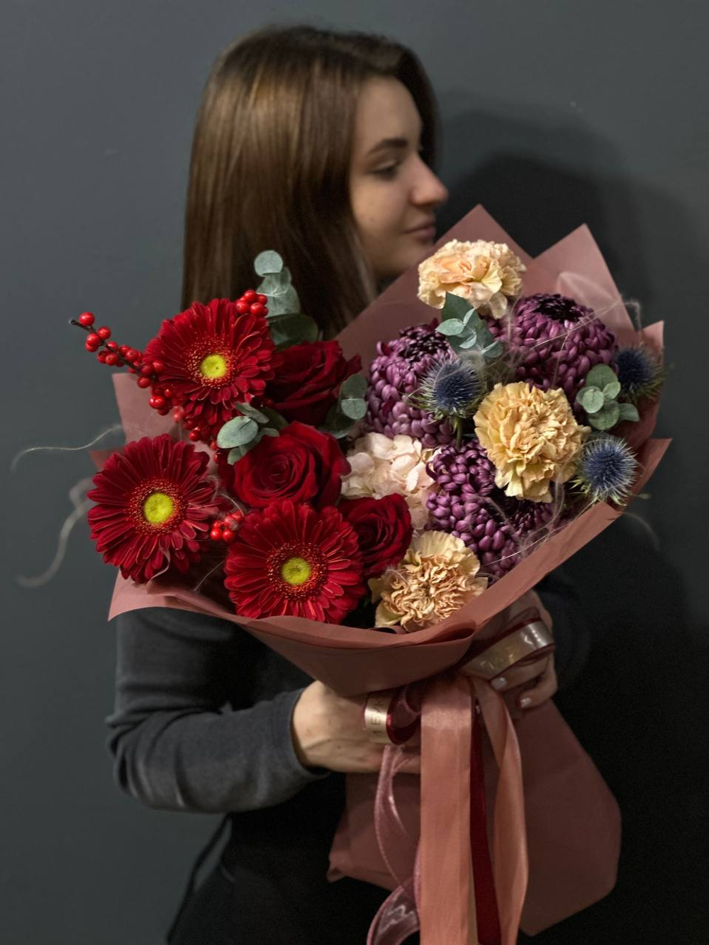 Авторский букет с красными герберами