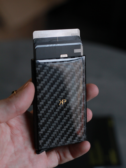 Картхолдер вместительный карбоновый