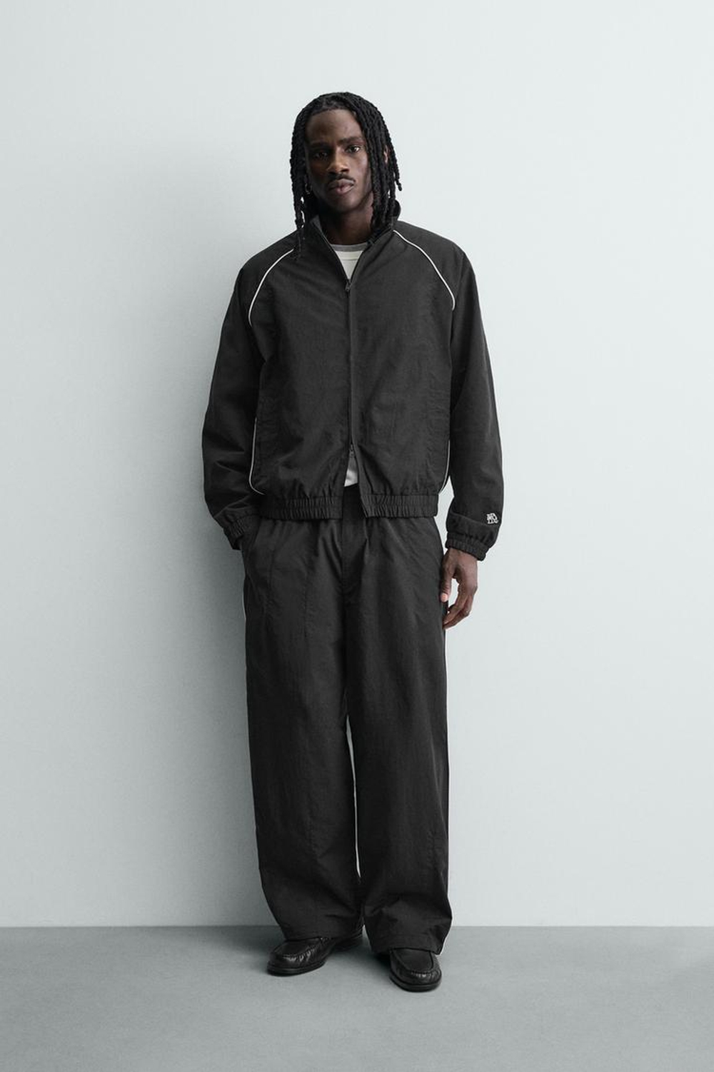 ZARA ДЖОГГЕРЫ ИЗ ВЫСОКОТЕХНОЛОГИЧНОЙ ТКАНИ С КОНТРАСТНЫМИ ПОЛОСАМИ, ЧЕРНЫЙ