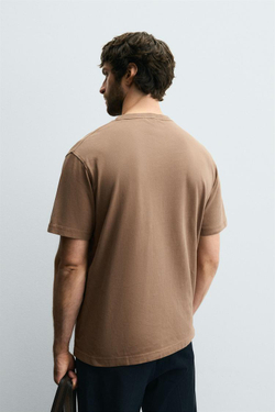 ZARA ФУТБОЛКА С ЭФФЕКТОМ ПОТЕРТОСТИ СТАНДАРТНОГО КРОЯ, СВЕТЛО-КОРИЧНЕВЫЙ