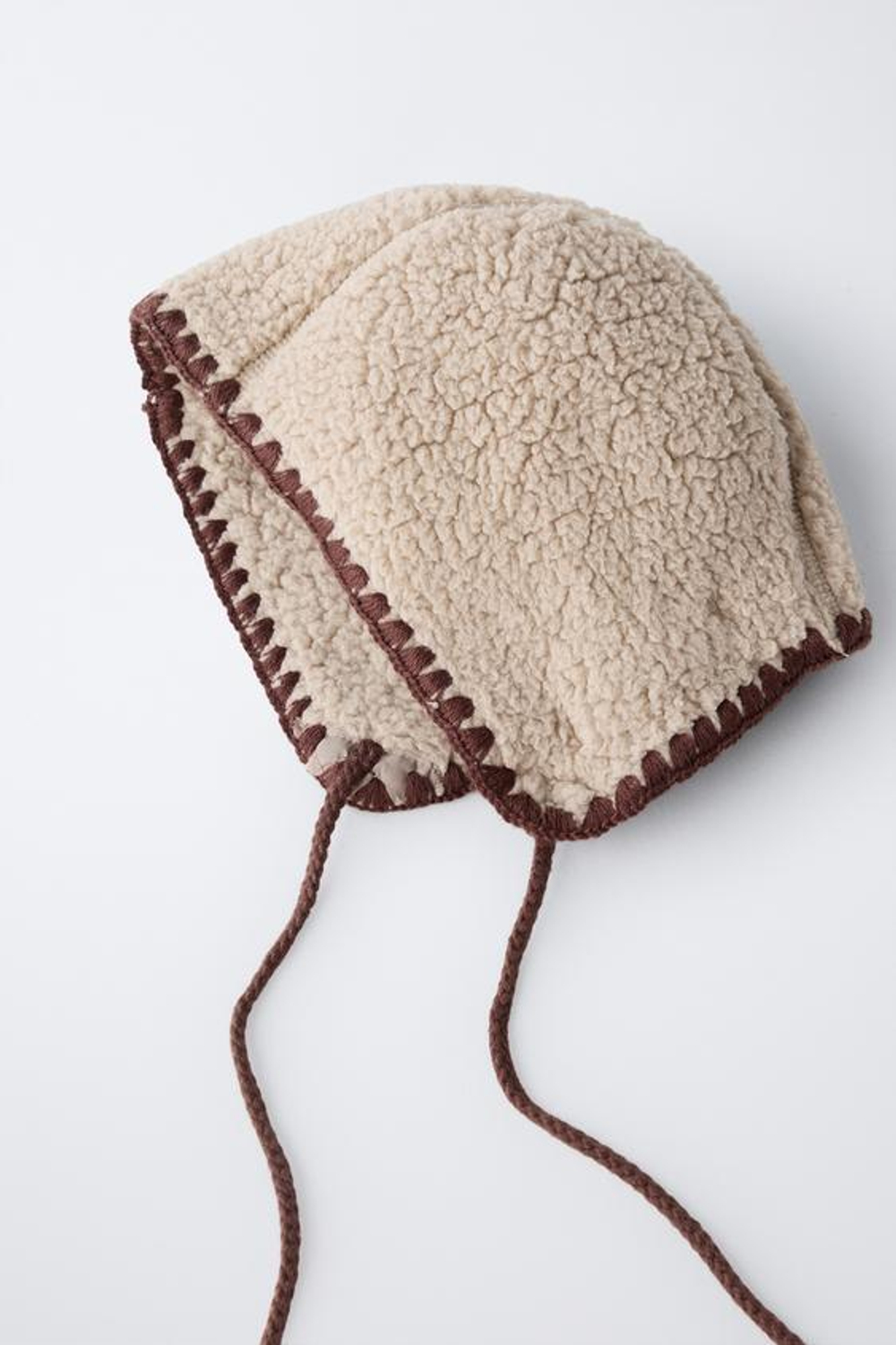 ZARA ЧЕПЧИК ИЗ ИСКУССТВЕННОЙ ОВЧИНЫ С КОНТРАСТНЫМИ КРОМКАМИ, БЕЖЕВЫЙ