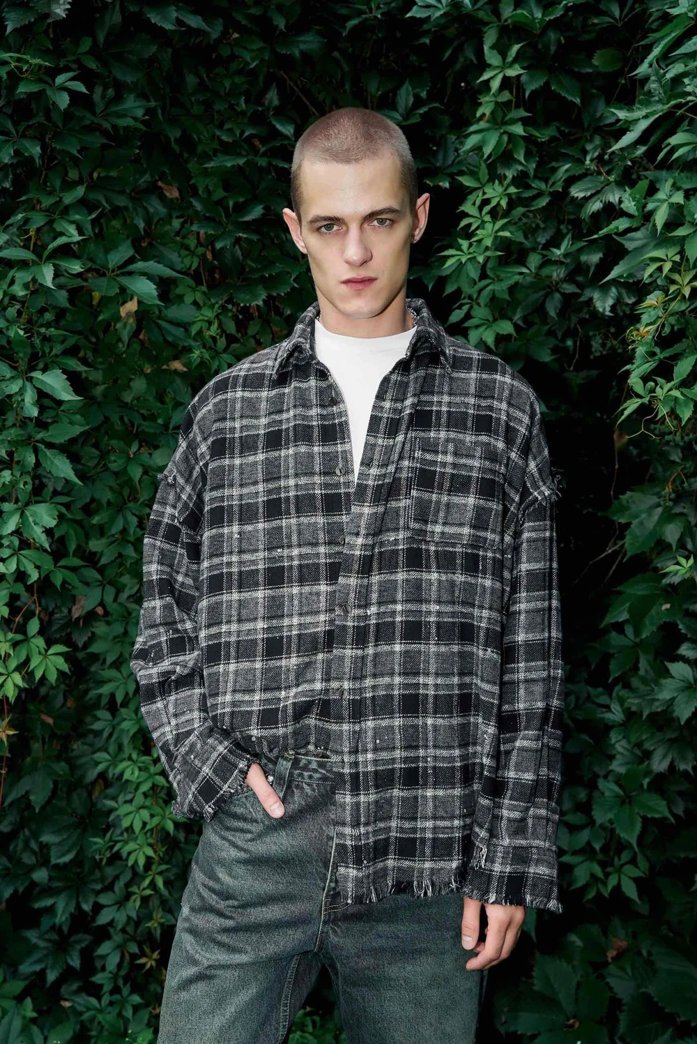 Рубашка в клетку с необработанным краем серо-черная