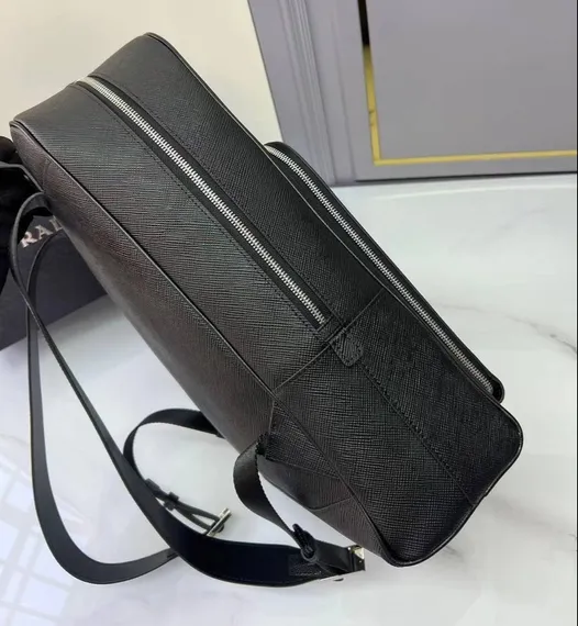 Рюкзак Prada из сафьяновой кожи с треугольным логотипом