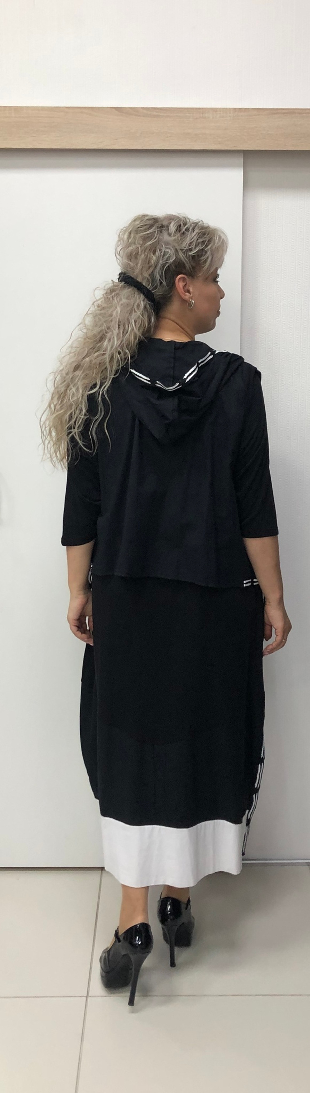 Черное платье с белым принтом и черный жилет с белым кантом