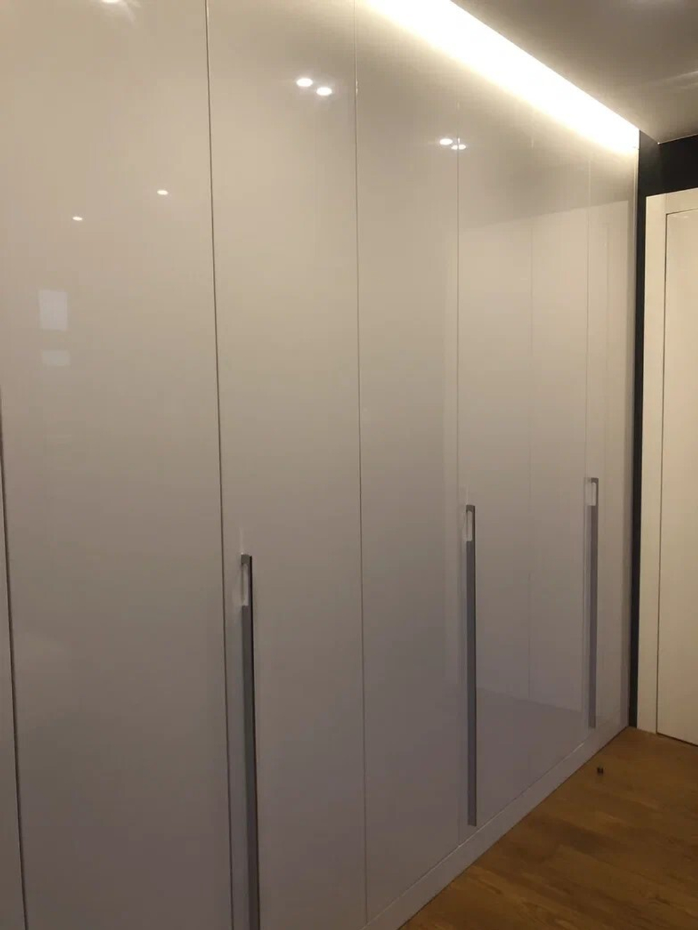 Глянцевый встроенный шкаф в современном стиле