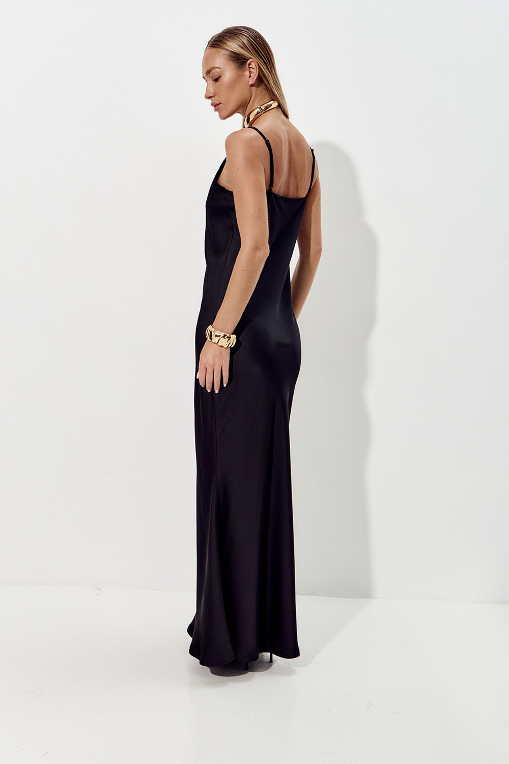 Платье из атласа в бельевом стиле черного цвета