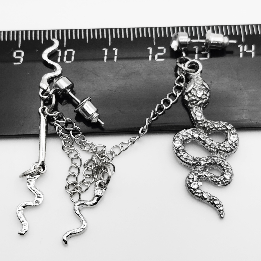 Серьги гвоздики соединённые цепочкой "Змеи" для пирсинга уха.