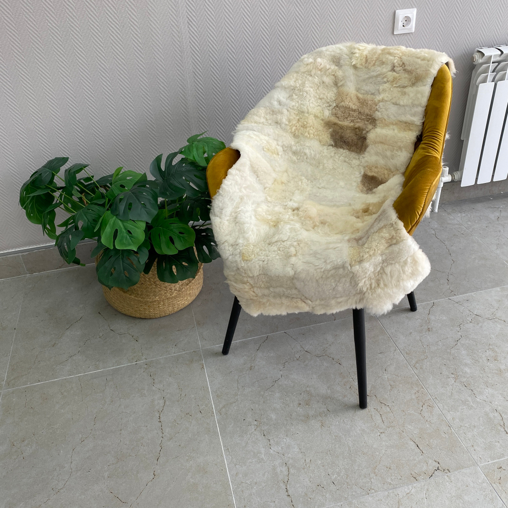 Коврик прикроватный накидка на кресло из кусочков овчины, 160 х 50 см.