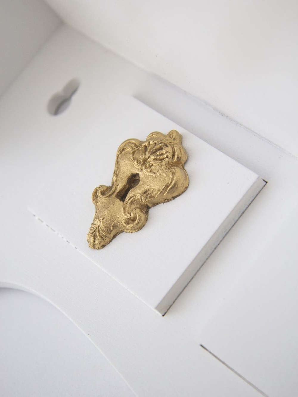 Полка  "Комодик" серая с лепниной и белой патиной, 50х15см.