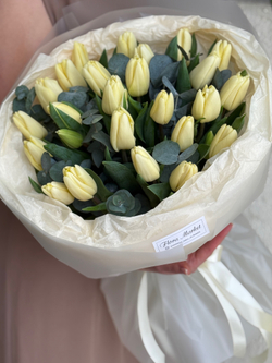 Кремовые тюльпаны и зелень эвкалипта в нежном оформлении Флора Маркет