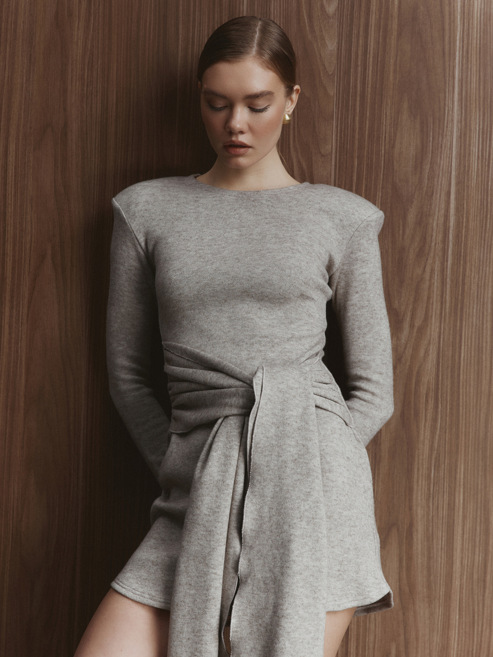 Платье вязаное мини с декоративным поясом, цвет бежевый