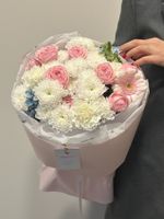 Букет из кустовых пионовидных роз, оксипеталума, минигерберы и хризантемы