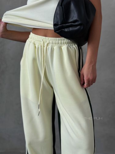 Желто-зеленые широкие брюки с лампасами