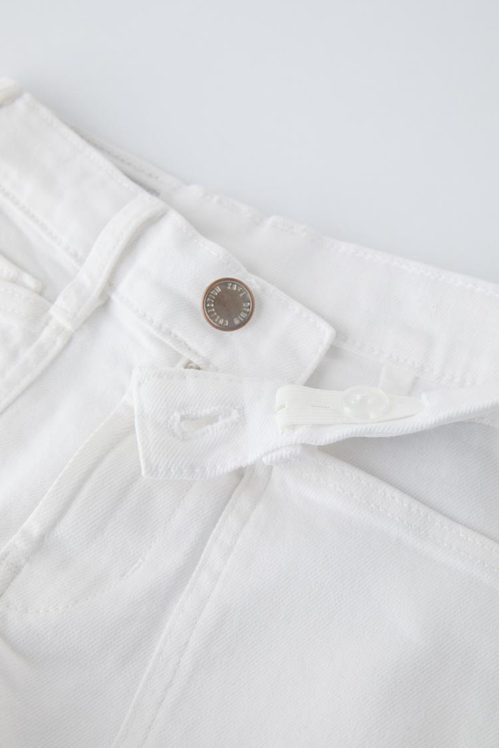 ZARA ДЖИНСОВЫЕ ШОРТЫ С ВЫСОКОЙ ПОСАДКОЙ, БЕЛЫЙ