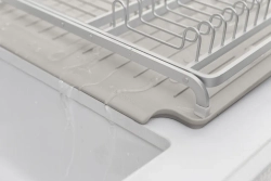 Brabantia Сушилка для посуды на серой раковине
