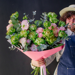 25. Эффектный тропический букет в современном стиле