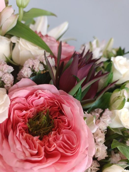 Эффектный букет с пионовидной розой и лилией
