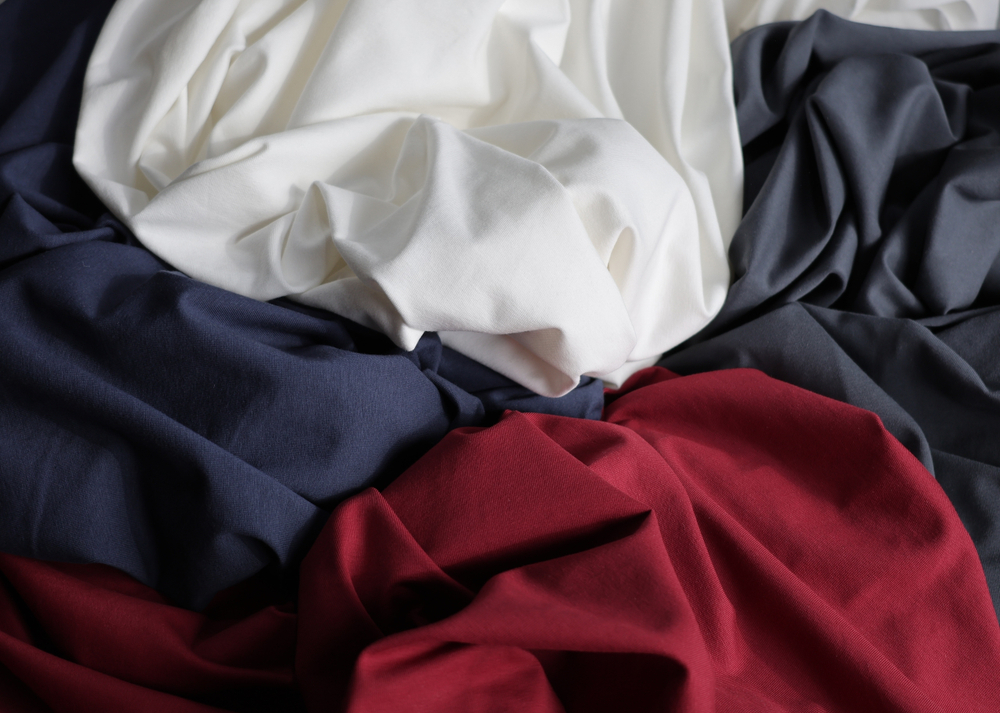 МОЛОКО - Кулирка с лайкрой ПЛОТНАЯ, пенье (КРВ599 Елена) (к1 темные пятнышки местами + дефект кромки 0-15см)