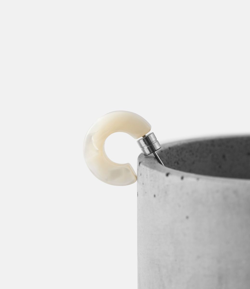 Machete Muse Hoops in White Shell — серьги из ацетата