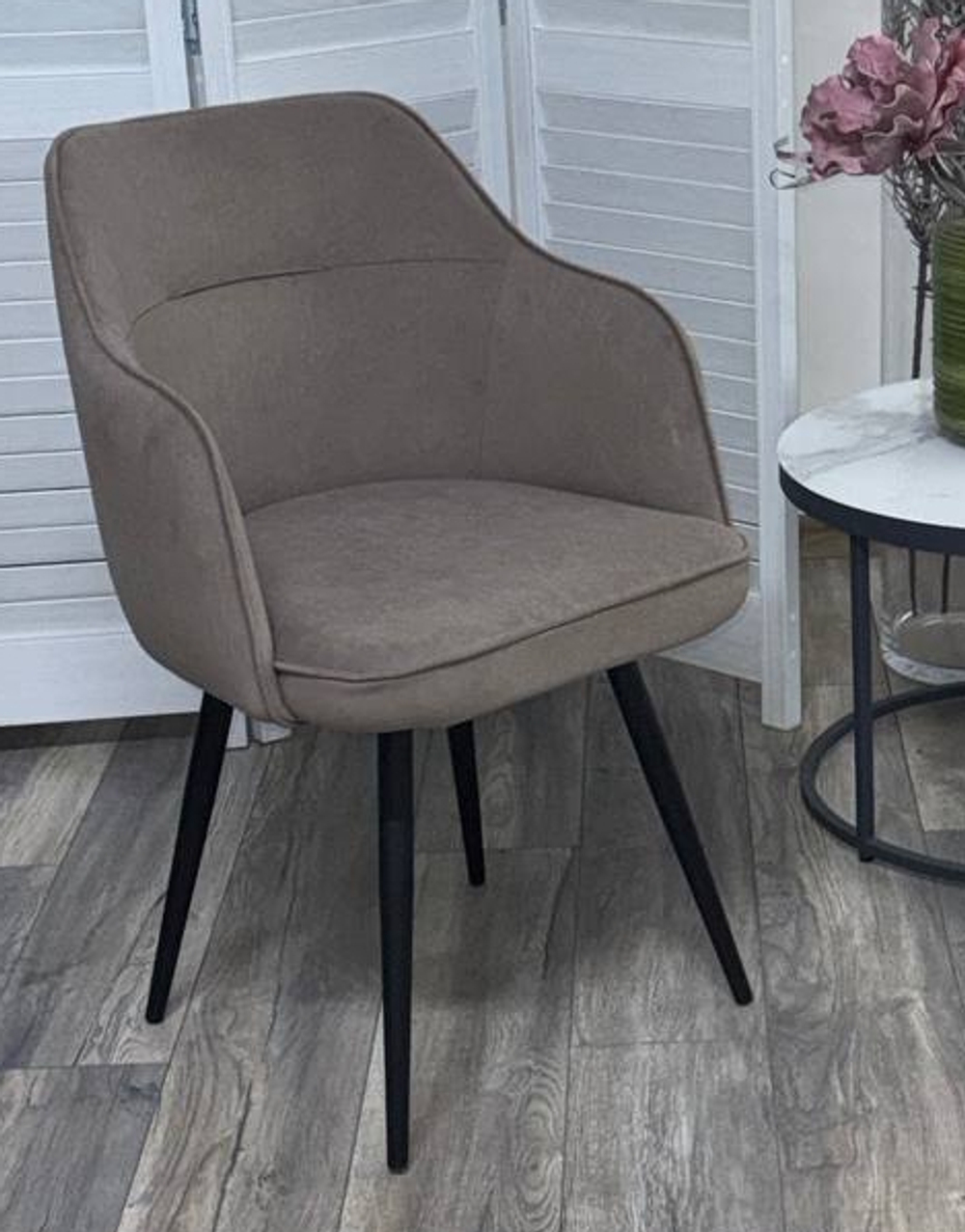 Стул М-City DISAUR Лорис поворотный на поворотный на 360 градусов, B5 Капучино, Велюр, Черный каркас