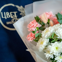 Букет с диантусами и хризантемой Балтика