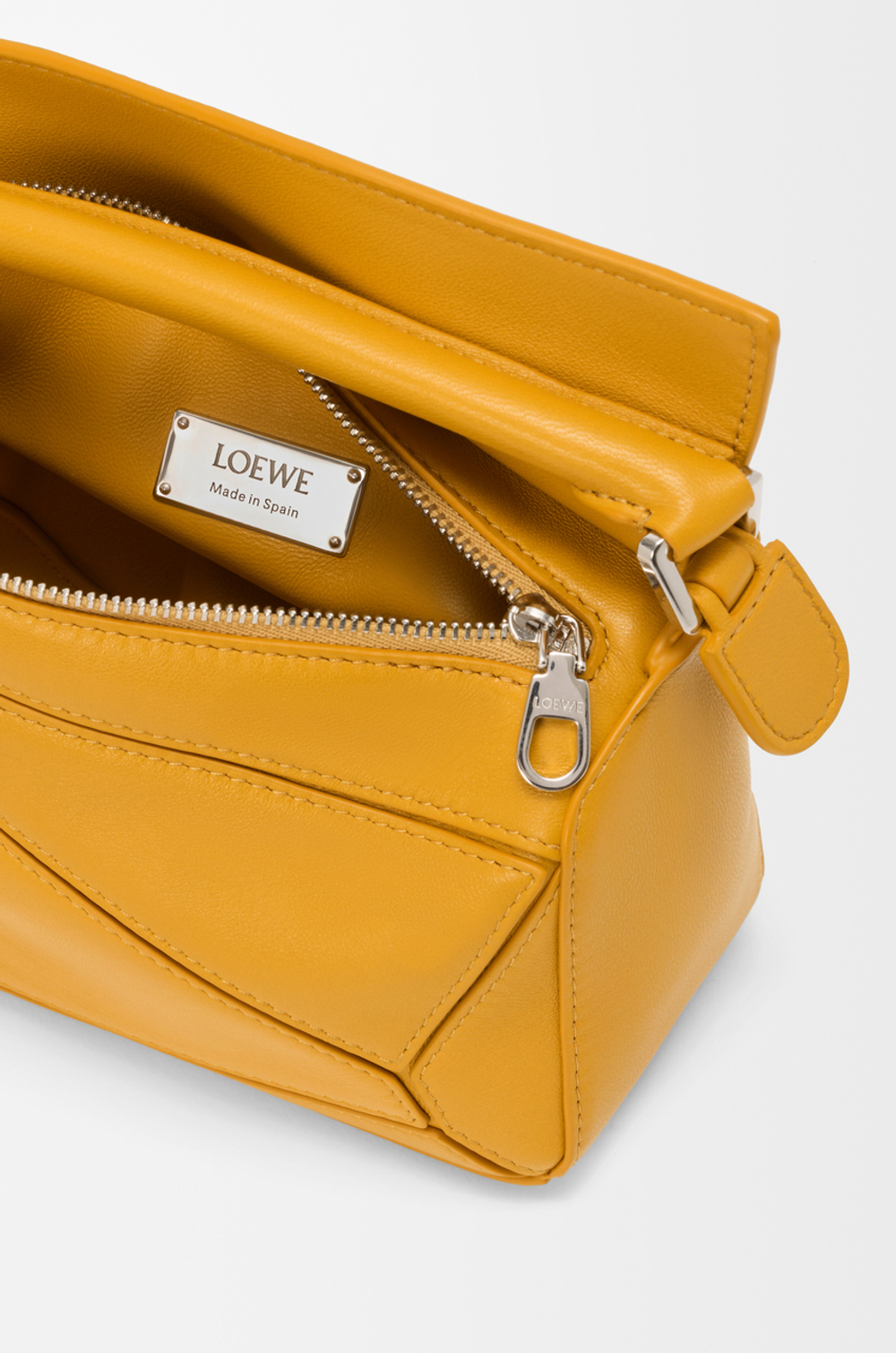 Loewe Сумка-мини Puzzle Featherlight из овечьей кожи наппа, горчичный