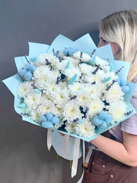 Авторский букет с хризантемами "Балтика белая" и хлопком цвета тиффани"