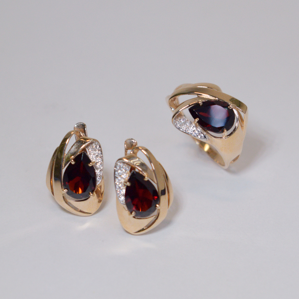 Кольцо с гранатом