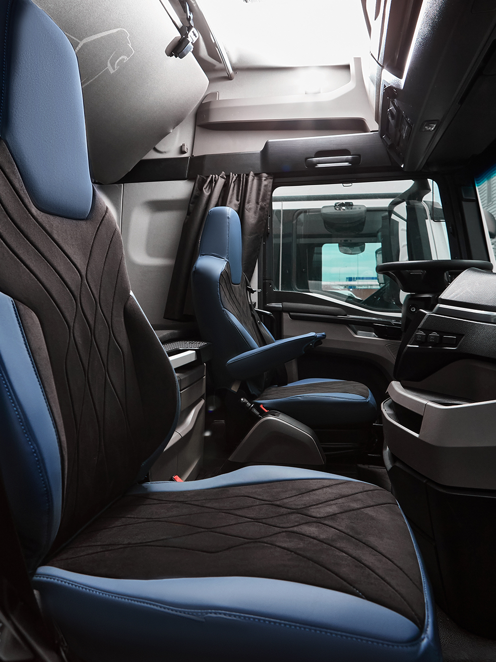 Чехлы Люкс MAN TGX, TGS с 2021 года без регулировки ремня безопасности водителя по высоте (экокожа, синий, черная вставка)