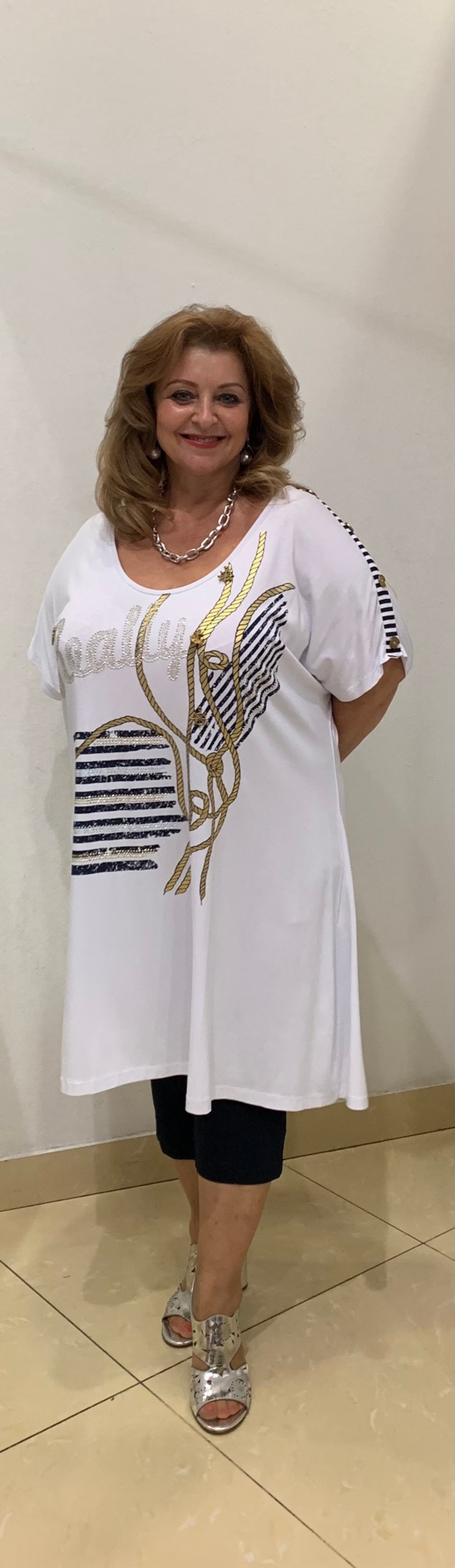 Стильная белая туника-безрукавка с оригинальным изображением