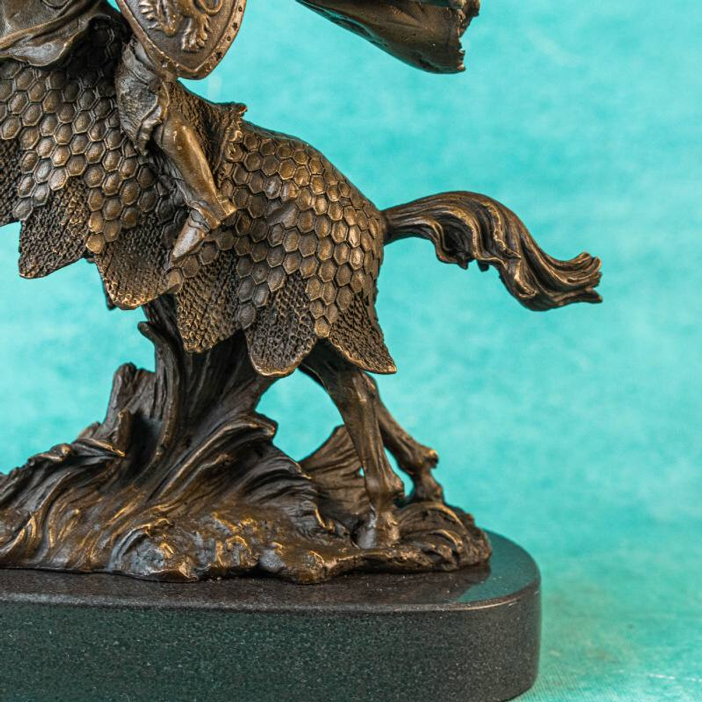 Настольная кабинетная скульптура «Конный рыцарь с топором»