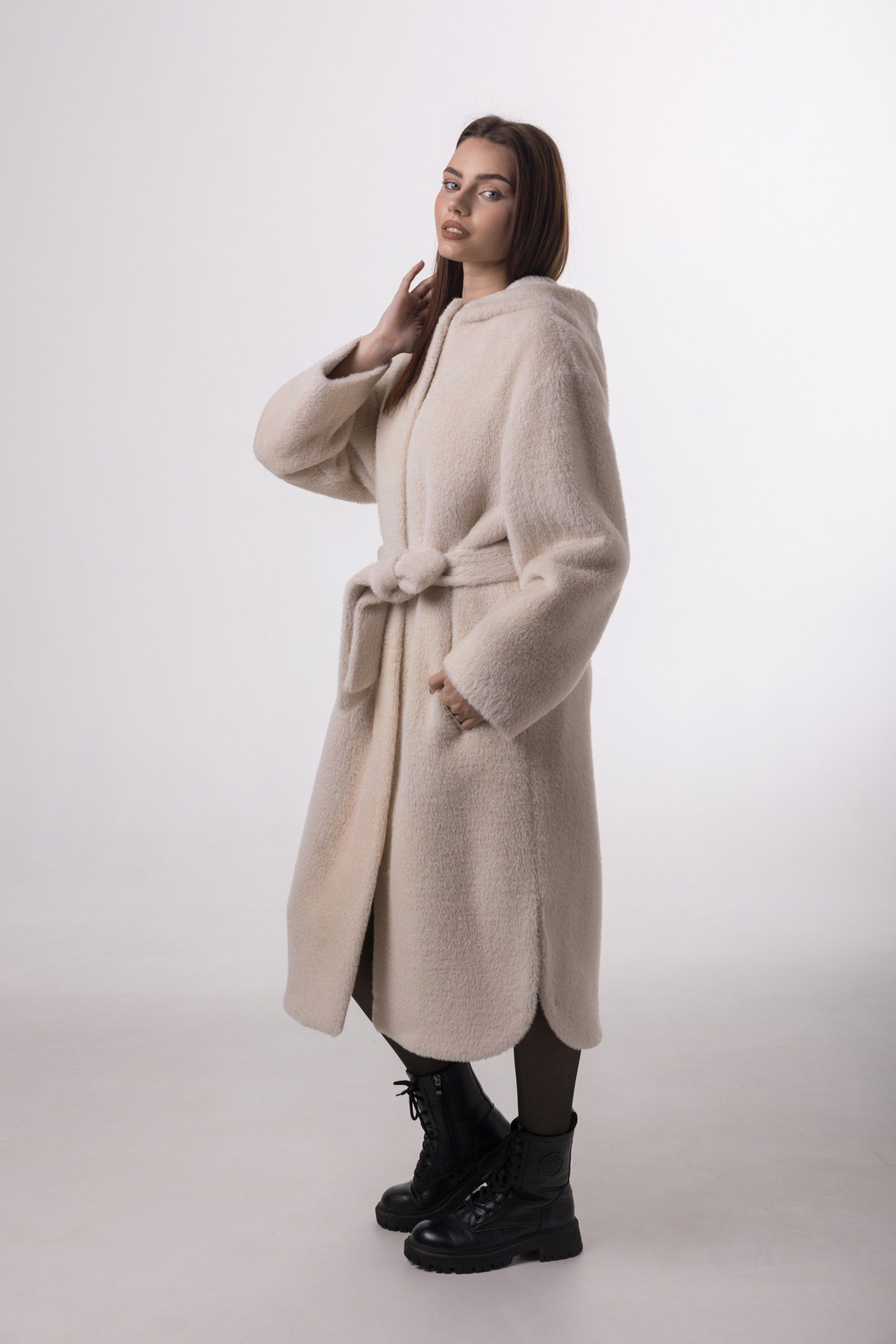 Пальто с капюшоном утепленное