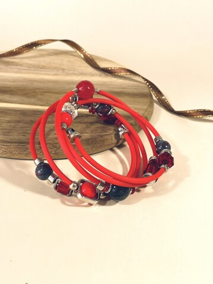 Браслет с бусинами гибкий красный