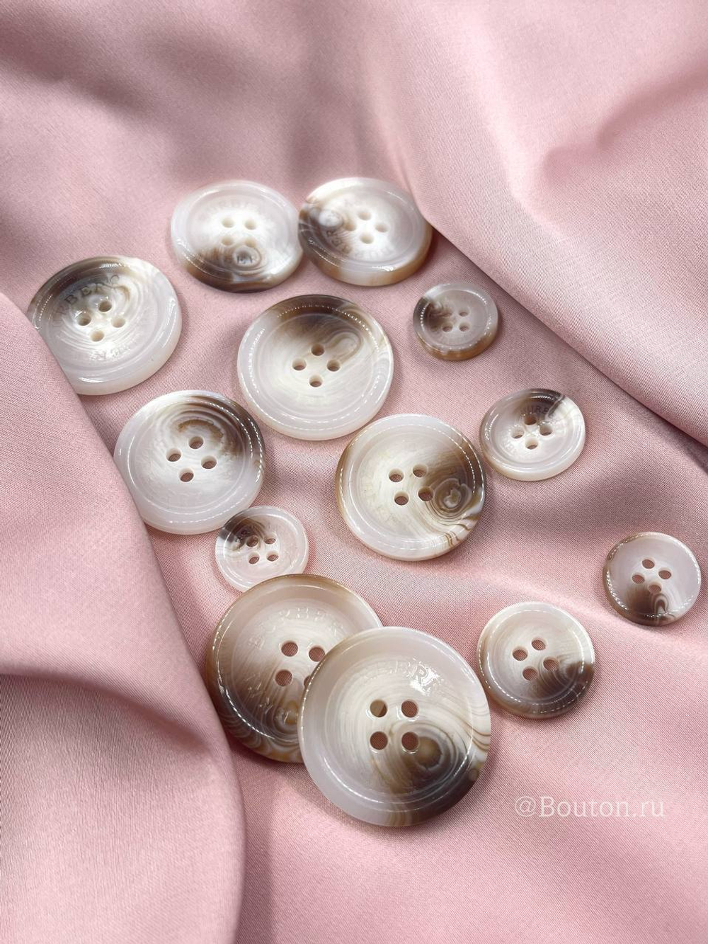 Пуговицы Барб. на прокол молочные с коричневыми прожилками