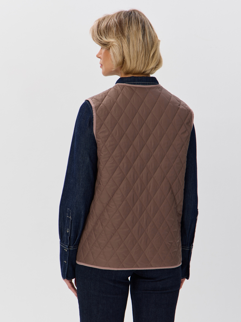 Легкий стеганый жилет с накладными карманами