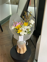 Букет сборный из маттиолы, веток форзиции нарциссов и диантусов