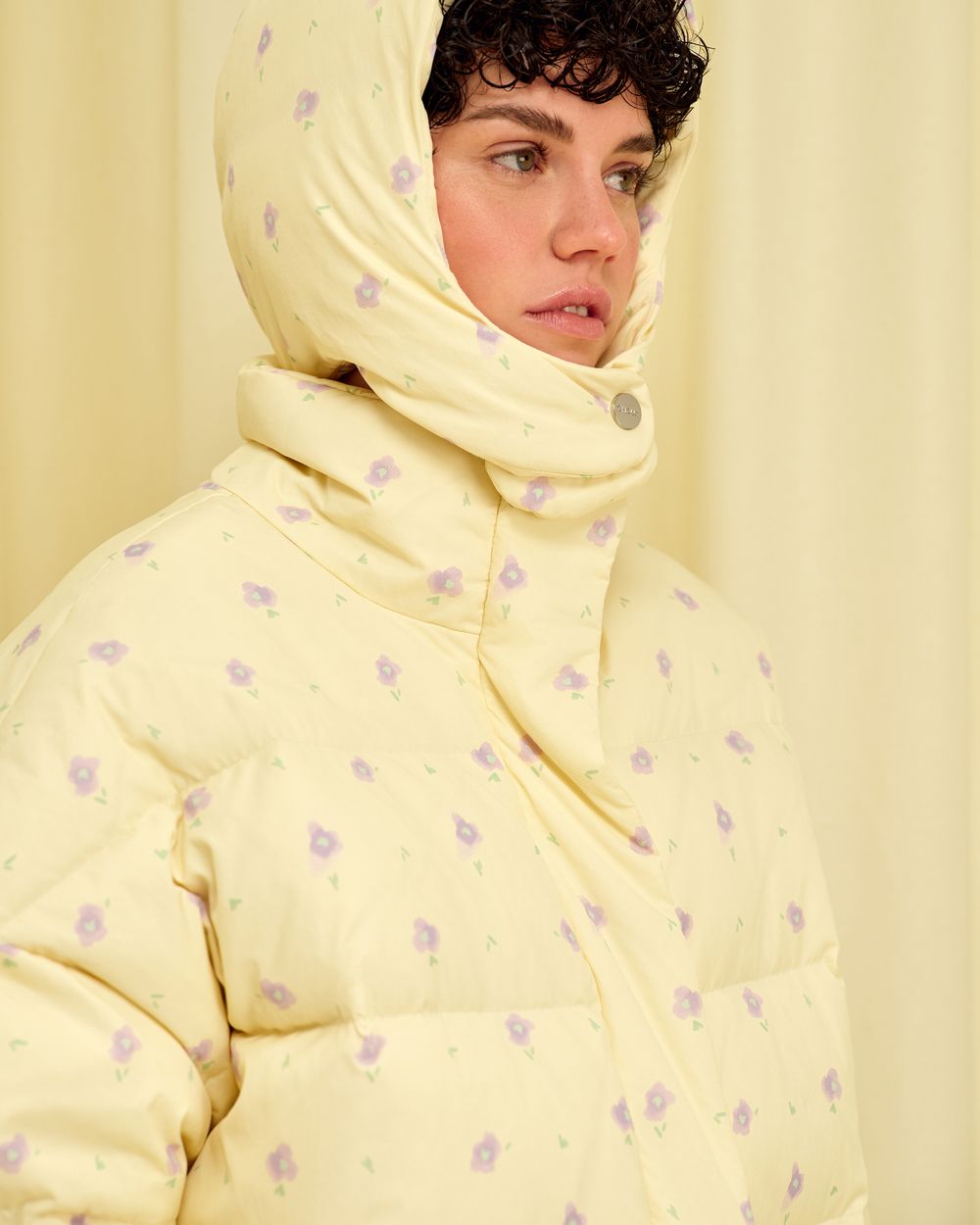 Пуховик с принтом цветочки (((Прямиком из детства))), лаванда