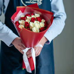 Красно-белый микс из 25 кенийских роз