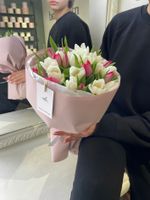 Букет из 25 белых и ярко-розовых тюльпанов