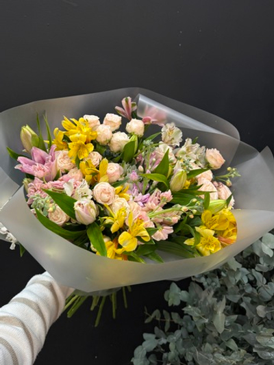 Букет из махровой лилии, альстромерий, кустовой розы и маттиолы