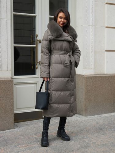 Длинный коричневый пуховик с воротником из песца