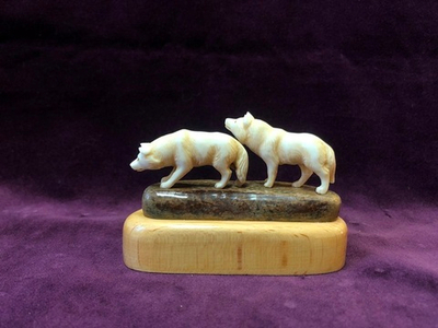 Волки . Миниатюра, резьба по кости