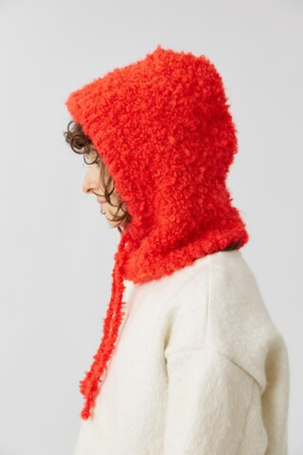 Капор из красной шерсти букле
