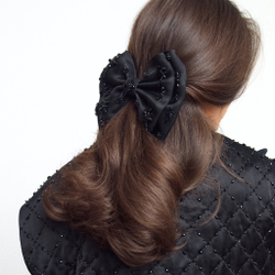 Бант классический с россыпью черных цветов