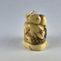 Статуэтка нэцкэ Монах с тыквой-горлянкой и персиком