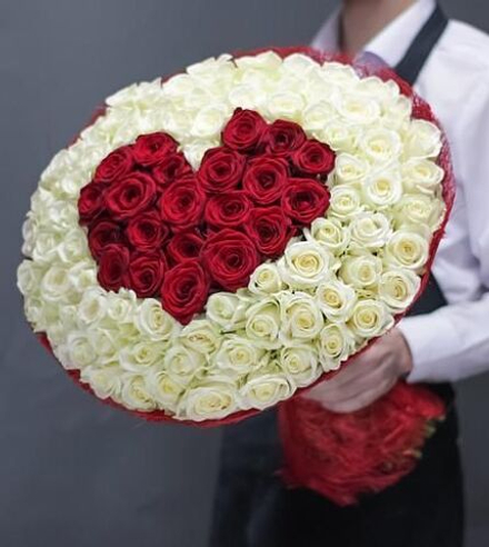 Букет из 101 розы в форме сердца №1