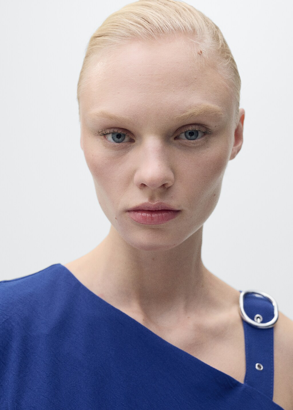 Асимметричное платье с бретелью и пряжкой