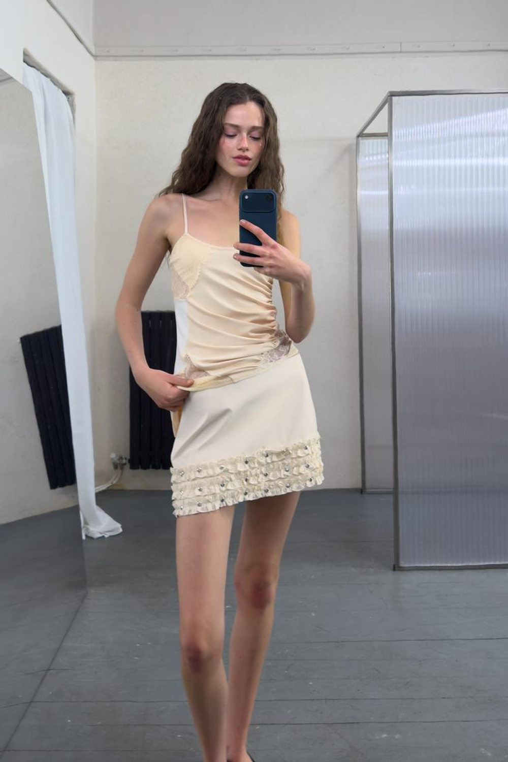 ZARA МИНИ-ЮБКА С ВОЛАНАМИ И ЗАКЛЕПКАМИ, ЭКРЮ